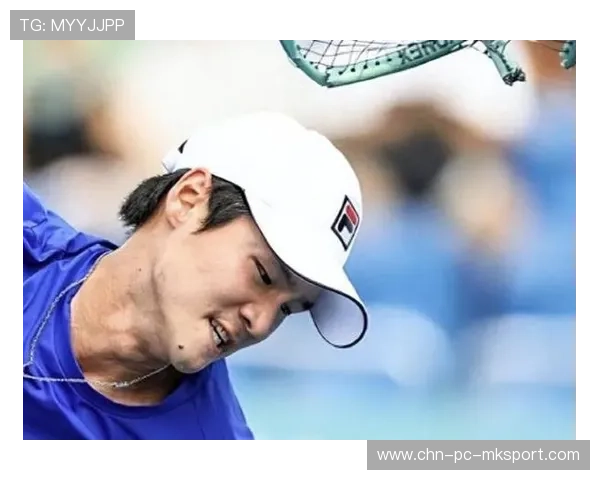 网球巨星怒砸球拍，被罚分后怒怼裁判